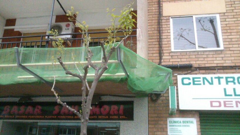 Malla para evitar desprendimiento de fachada en Badalona