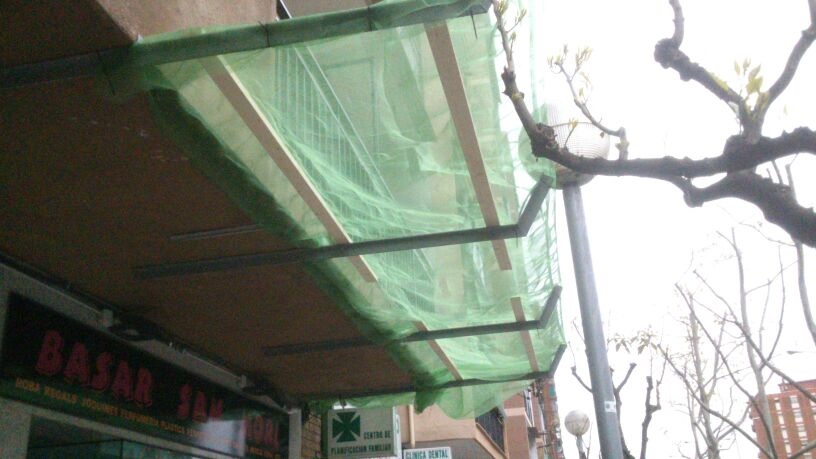 Malla para evitar desprendimiento de fachada en Badalona