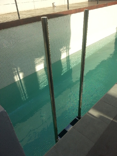 Reparación de piscina con filtraciones
